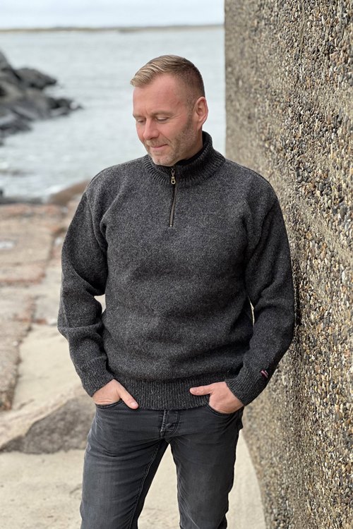 Ensfarvet norsk sweater af 100% uld fra NORWOOL